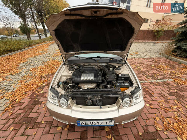 Бежевий Кіа Маджентіс, об'ємом двигуна 2 л та пробігом 165 тис. км за 3900 $, фото 25 на Automoto.ua