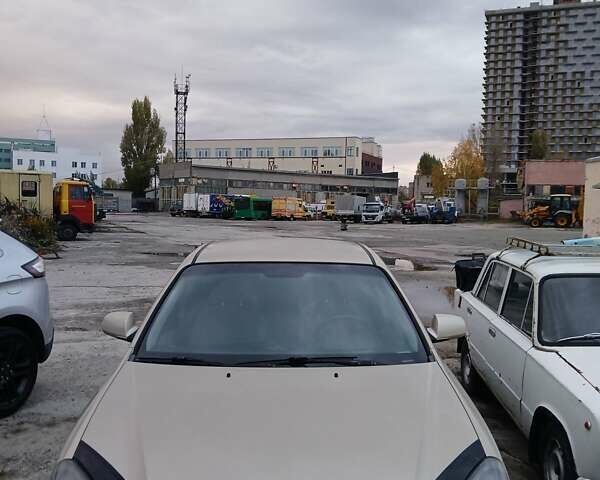 Бежевий Кіа Маджентіс, об'ємом двигуна 2 л та пробігом 280 тис. км за 2700 $, фото 6 на Automoto.ua