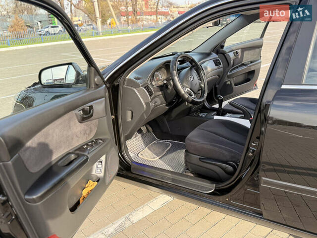 Черный Киа Маджентис, объемом двигателя 2 л и пробегом 260 тыс. км за 5400 $, фото 16 на Automoto.ua