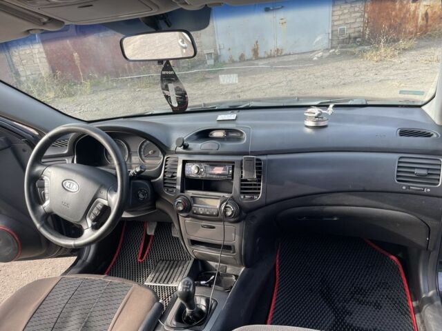 Чорний Кіа Маджентіс, об'ємом двигуна 2 л та пробігом 160 тис. км за 5900 $, фото 3 на Automoto.ua