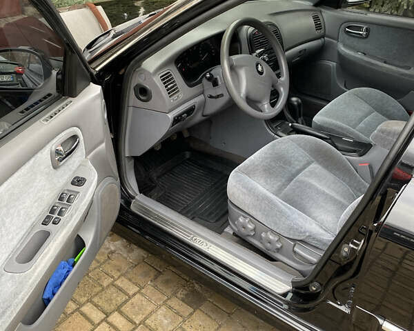 Чорний Кіа Маджентіс, об'ємом двигуна 2 л та пробігом 120 тис. км за 5800 $, фото 15 на Automoto.ua