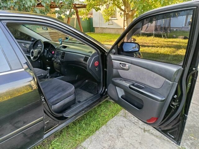 Черный Киа Маджентис, объемом двигателя 2 л и пробегом 240 тыс. км за 4150 $, фото 3 на Automoto.ua