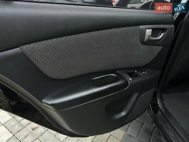 Чорний Кіа Маджентіс, об'ємом двигуна 2 л та пробігом 302 тис. км за 5800 $, фото 34 на Automoto.ua