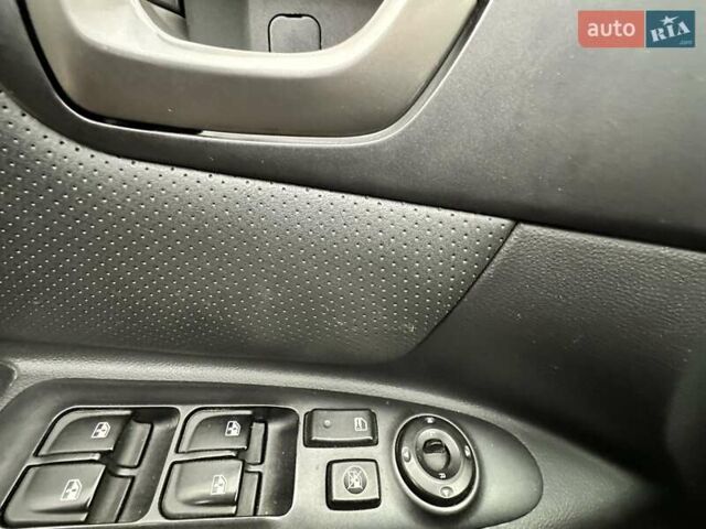 Чорний Кіа Маджентіс, об'ємом двигуна 2.66 л та пробігом 218 тис. км за 4600 $, фото 24 на Automoto.ua