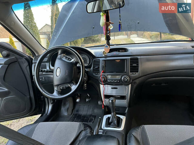 Чорний Кіа Маджентіс, об'ємом двигуна 2 л та пробігом 200 тис. км за 4650 $, фото 6 на Automoto.ua