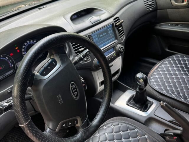 Черный Киа Маджентис, объемом двигателя 2 л и пробегом 300 тыс. км за 4501 $, фото 7 на Automoto.ua