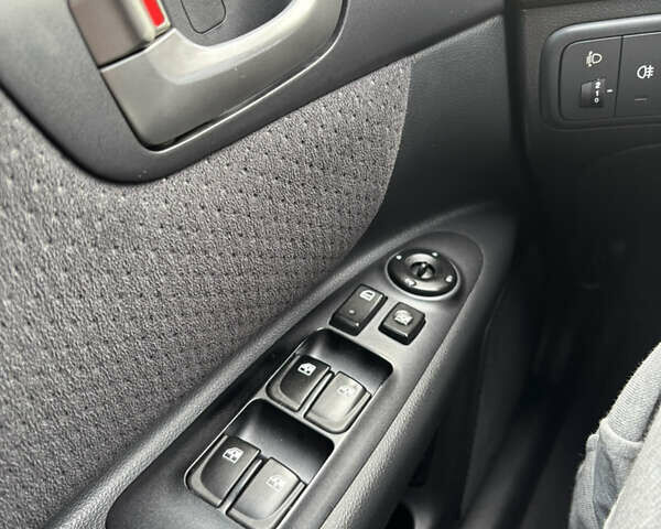 Чорний Кіа Маджентіс, об'ємом двигуна 2 л та пробігом 244 тис. км за 5200 $, фото 14 на Automoto.ua