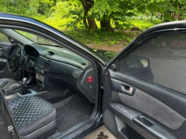 Черный Киа Маджентис, объемом двигателя 2 л и пробегом 300 тыс. км за 4501 $, фото 1 на Automoto.ua