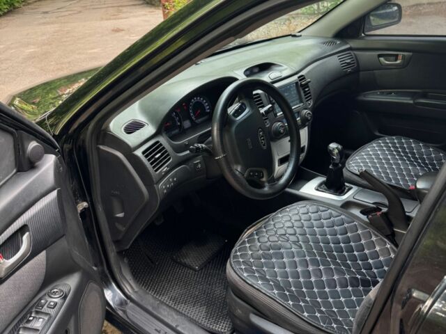 Черный Киа Маджентис, объемом двигателя 2 л и пробегом 300 тыс. км за 4501 $, фото 9 на Automoto.ua