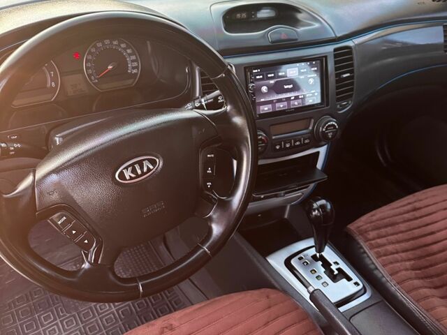 Черный Киа Маджентис, объемом двигателя 2 л и пробегом 317 тыс. км за 5200 $, фото 2 на Automoto.ua