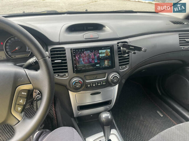 Коричневий Кіа Маджентіс, об'ємом двигуна 2 л та пробігом 170 тис. км за 6808 $, фото 8 на Automoto.ua