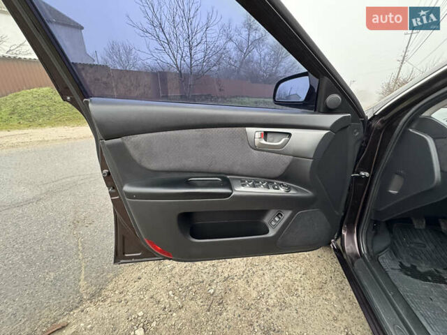 Коричневий Кіа Маджентіс, об'ємом двигуна 2 л та пробігом 157 тис. км за 5900 $, фото 30 на Automoto.ua