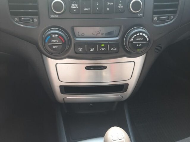 Коричневий Кіа Маджентіс, об'ємом двигуна 0 л та пробігом 230 тис. км за 3700 $, фото 6 на Automoto.ua