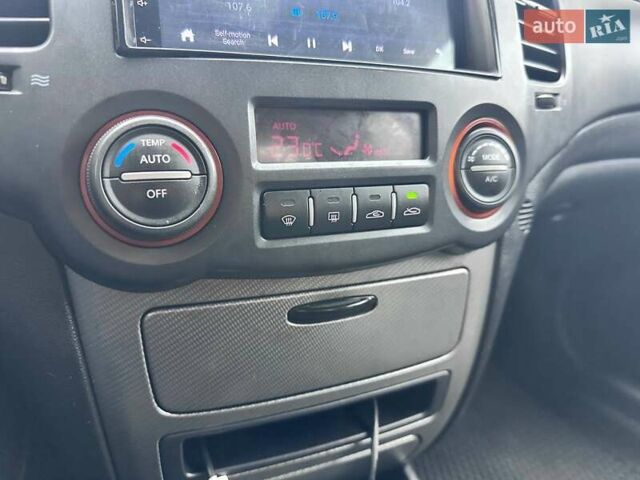 Кіа Маджентіс, об'ємом двигуна 2 л та пробігом 121 тис. км за 7800 $, фото 13 на Automoto.ua