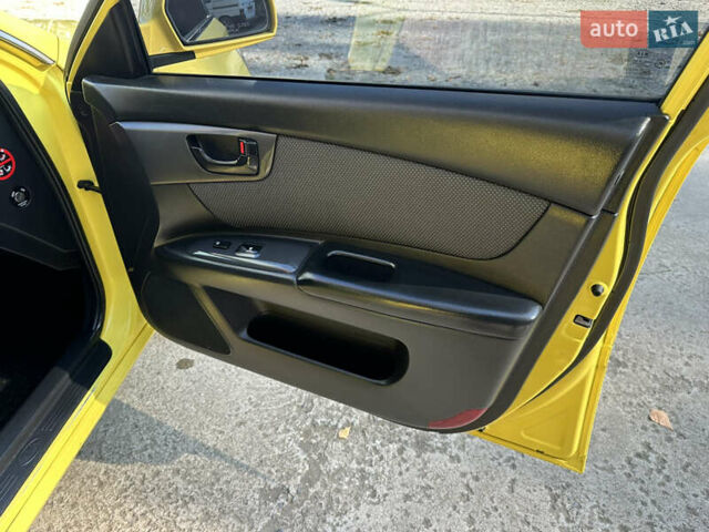 Жовтий Кіа Маджентіс, об'ємом двигуна 2 л та пробігом 257 тис. км за 4300 $, фото 72 на Automoto.ua