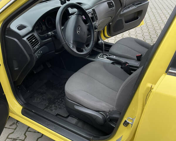 Жовтий Кіа Маджентіс, об'ємом двигуна 2 л та пробігом 269 тис. км за 5000 $, фото 14 на Automoto.ua