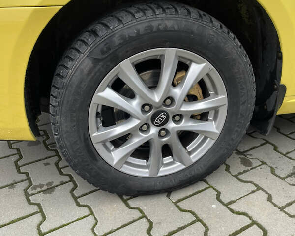 Жовтий Кіа Маджентіс, об'ємом двигуна 2 л та пробігом 269 тис. км за 5000 $, фото 5 на Automoto.ua