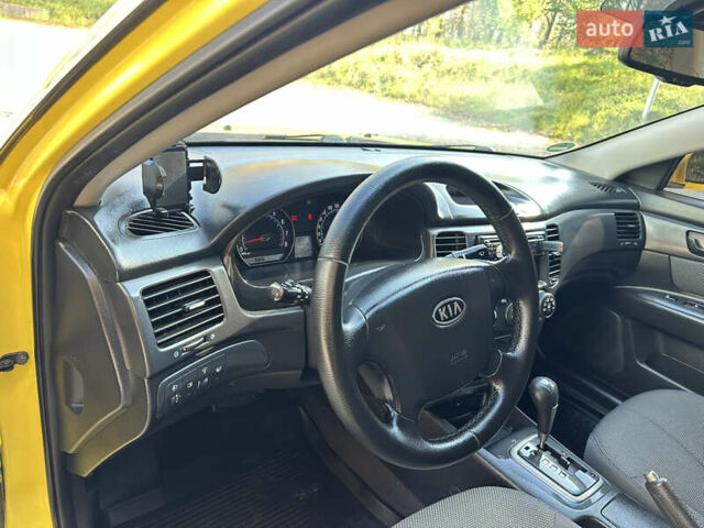 Жовтий Кіа Маджентіс, об'ємом двигуна 2 л та пробігом 257 тис. км за 4300 $, фото 48 на Automoto.ua