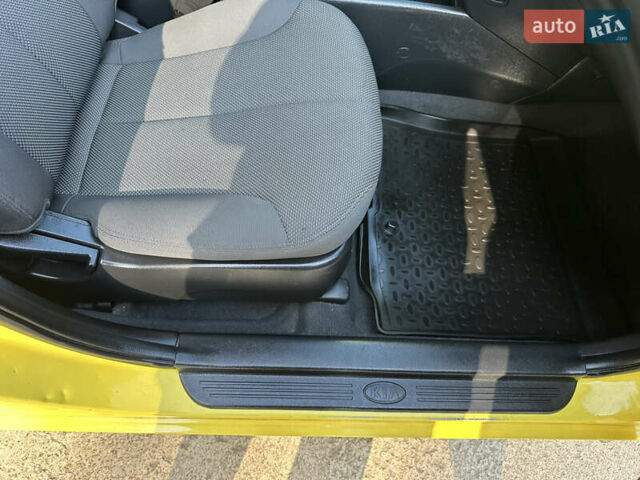 Жовтий Кіа Маджентіс, об'ємом двигуна 2 л та пробігом 257 тис. км за 4300 $, фото 70 на Automoto.ua