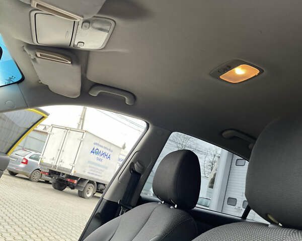 Жовтий Кіа Маджентіс, об'ємом двигуна 2 л та пробігом 269 тис. км за 5000 $, фото 13 на Automoto.ua