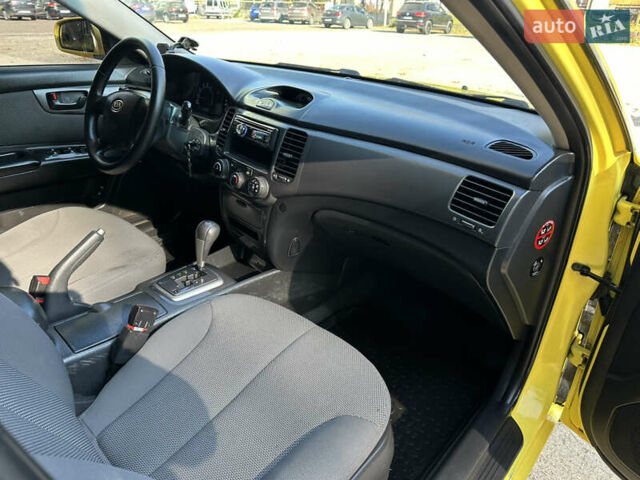 Жовтий Кіа Маджентіс, об'ємом двигуна 2 л та пробігом 257 тис. км за 4300 $, фото 74 на Automoto.ua