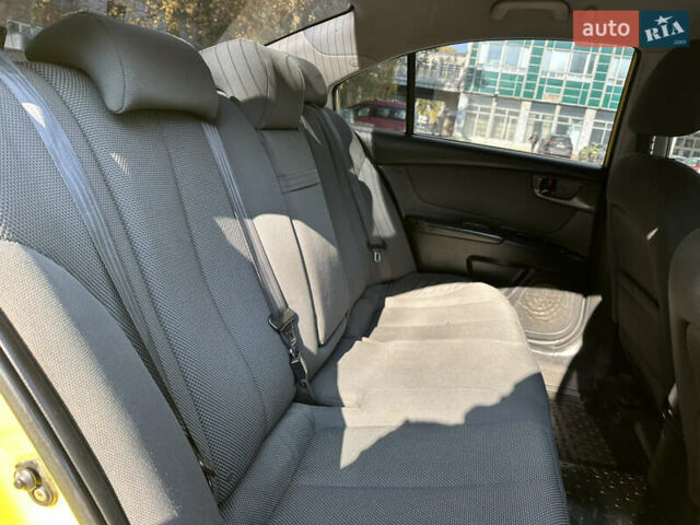 Жовтий Кіа Маджентіс, об'ємом двигуна 2 л та пробігом 257 тис. км за 4300 $, фото 67 на Automoto.ua