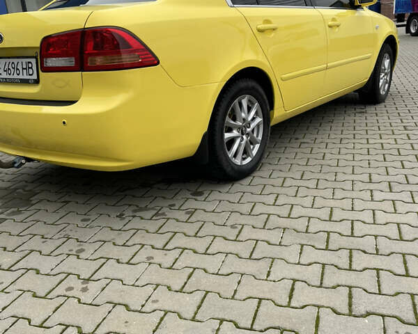Жовтий Кіа Маджентіс, об'ємом двигуна 2 л та пробігом 269 тис. км за 5000 $, фото 2 на Automoto.ua