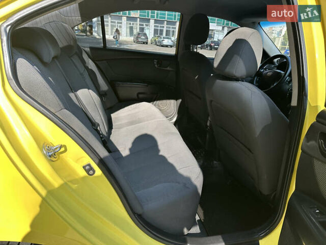 Жовтий Кіа Маджентіс, об'ємом двигуна 2 л та пробігом 257 тис. км за 4300 $, фото 59 на Automoto.ua