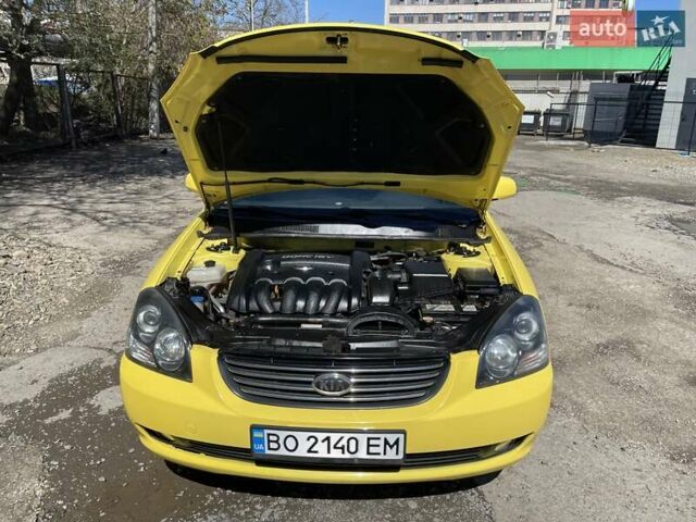 Желтый Киа Маджентис, объемом двигателя 2 л и пробегом 250 тыс. км за 5200 $, фото 2 на Automoto.ua