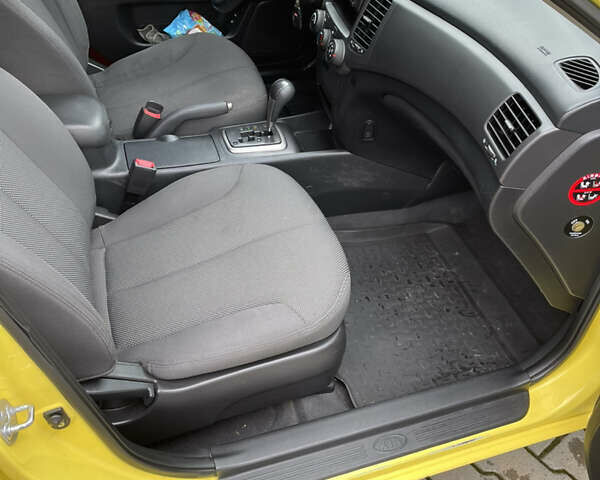 Жовтий Кіа Маджентіс, об'ємом двигуна 2 л та пробігом 269 тис. км за 5000 $, фото 11 на Automoto.ua