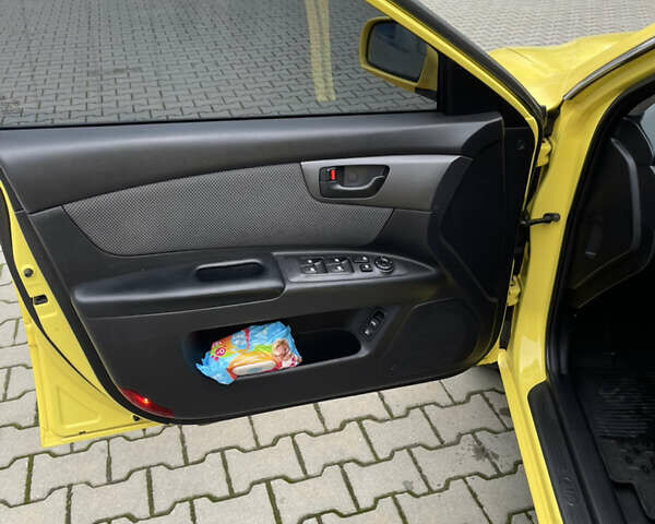 Жовтий Кіа Маджентіс, об'ємом двигуна 2 л та пробігом 269 тис. км за 5000 $, фото 10 на Automoto.ua