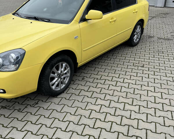 Жовтий Кіа Маджентіс, об'ємом двигуна 2 л та пробігом 269 тис. км за 5000 $, фото 4 на Automoto.ua