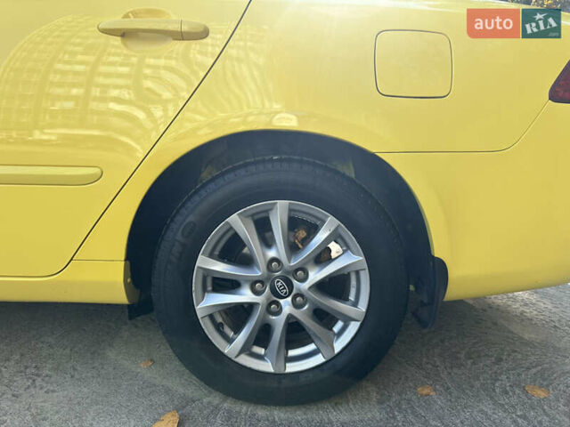Жовтий Кіа Маджентіс, об'ємом двигуна 2 л та пробігом 257 тис. км за 4300 $, фото 31 на Automoto.ua