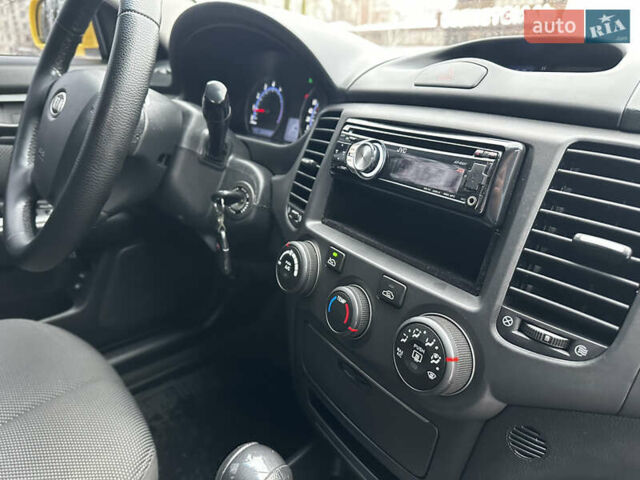 Желтый Киа Маджентис, объемом двигателя 2 л и пробегом 258 тыс. км за 3950 $, фото 46 на Automoto.ua