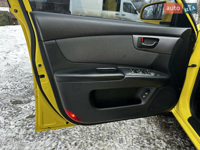 Желтый Киа Маджентис, объемом двигателя 2 л и пробегом 258 тыс. км за 3950 $, фото 51 на Automoto.ua