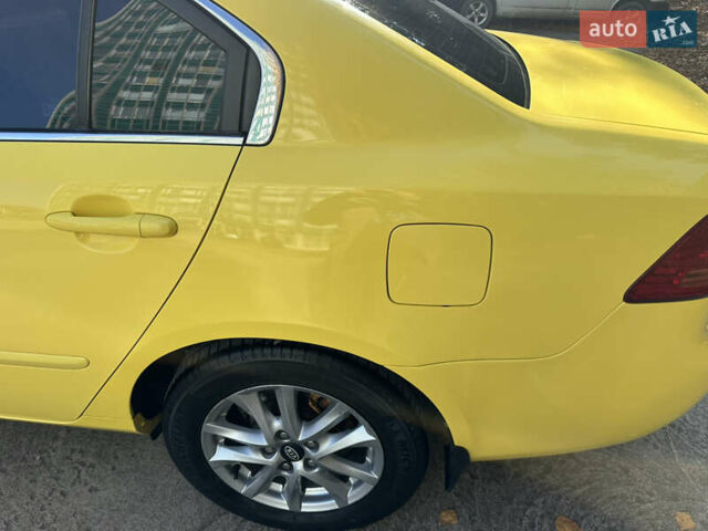 Жовтий Кіа Маджентіс, об'ємом двигуна 2 л та пробігом 257 тис. км за 4300 $, фото 30 на Automoto.ua