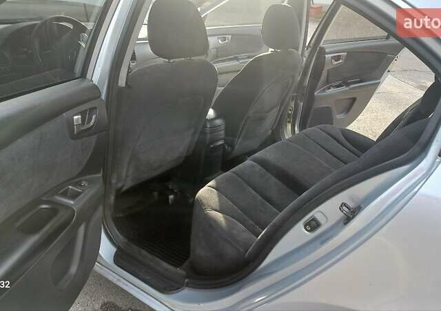 Сірий Кіа Маджентіс, об'ємом двигуна 2 л та пробігом 251 тис. км за 4700 $, фото 4 на Automoto.ua