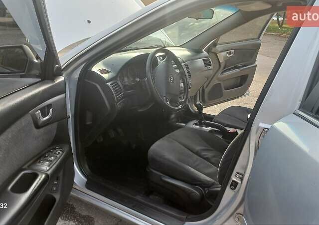 Сірий Кіа Маджентіс, об'ємом двигуна 2 л та пробігом 251 тис. км за 4700 $, фото 3 на Automoto.ua