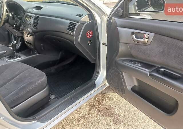 Сірий Кіа Маджентіс, об'ємом двигуна 2 л та пробігом 251 тис. км за 4700 $, фото 7 на Automoto.ua