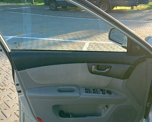 Сірий Кіа Маджентіс, об'ємом двигуна 2 л та пробігом 180 тис. км за 3500 $, фото 12 на Automoto.ua