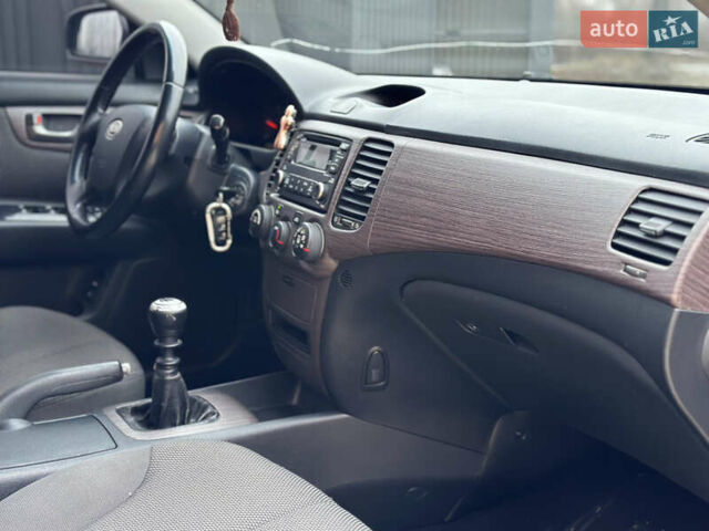 Сірий Кіа Маджентіс, об'ємом двигуна 2 л та пробігом 260 тис. км за 5300 $, фото 18 на Automoto.ua