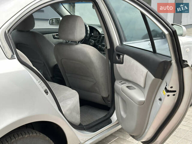 Серый Киа Маджентис, объемом двигателя 2 л и пробегом 314 тыс. км за 4999 $, фото 32 на Automoto.ua