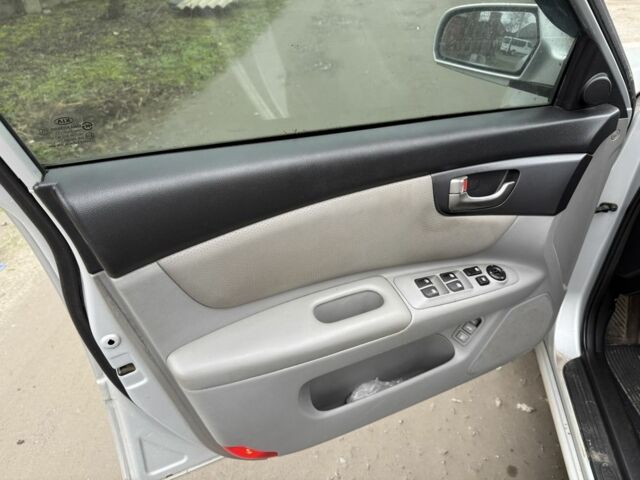 Сірий Кіа Маджентіс, об'ємом двигуна 2 л та пробігом 176 тис. км за 3900 $, фото 9 на Automoto.ua