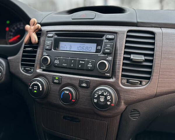 Сірий Кіа Маджентіс, об'ємом двигуна 2 л та пробігом 260 тис. км за 5300 $, фото 19 на Automoto.ua