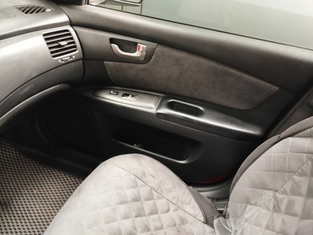 Сірий Кіа Маджентіс, об'ємом двигуна 2 л та пробігом 183 тис. км за 4500 $, фото 8 на Automoto.ua