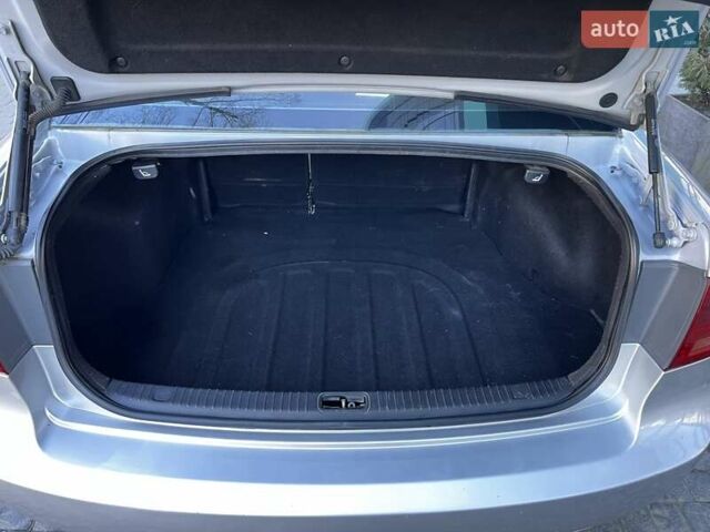 Сірий Кіа Маджентіс, об'ємом двигуна 2 л та пробігом 242 тис. км за 6200 $, фото 35 на Automoto.ua