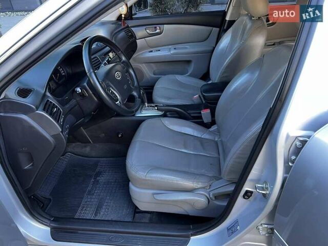 Сірий Кіа Маджентіс, об'ємом двигуна 2 л та пробігом 242 тис. км за 6200 $, фото 48 на Automoto.ua