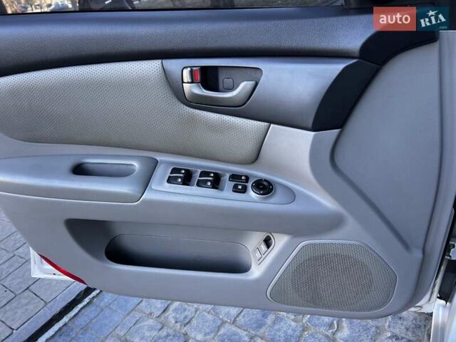 Сірий Кіа Маджентіс, об'ємом двигуна 2 л та пробігом 242 тис. км за 6200 $, фото 25 на Automoto.ua