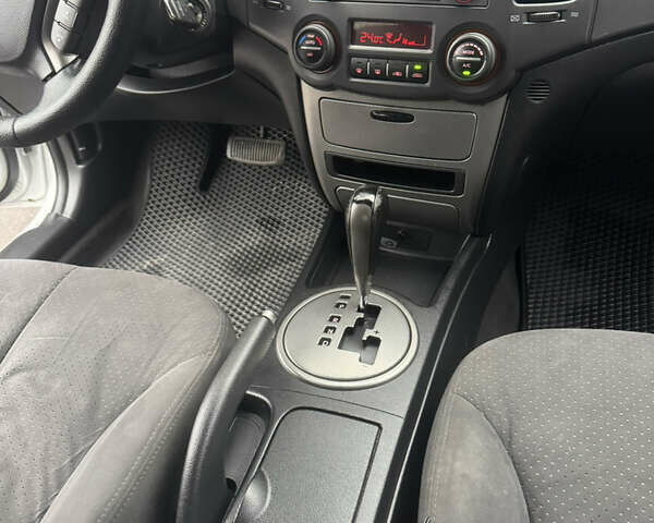 Сірий Кіа Маджентіс, об'ємом двигуна 2 л та пробігом 265 тис. км за 6500 $, фото 20 на Automoto.ua