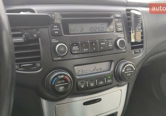 Сірий Кіа Маджентіс, об'ємом двигуна 2 л та пробігом 245 тис. км за 5700 $, фото 27 на Automoto.ua